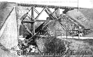 Wysadzony i prowizorycznie naprawiony most-wiadukt w Konopkach Wielkich. Pocztówka z 1915 roku z archiwum Bogdana Chojniaka.