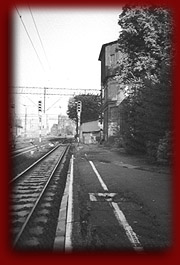 Współczesny widok z peronu 1 w Elblągu w kierunku dawnych zakładów Schichau, wieża wodna. Do lat 70 leżał tu szroki tor z ZSRR