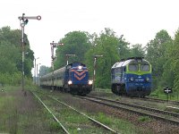 13.05.2010, stacja Stare Juchy godz. 7:33. SM42-563 z pociagiem TLK Białystok - Szczecin Główny, po prawej czeka ST44-1214 jako 
