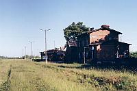 Dawny dworzec w Bajtkowie 10.06.2001, w lewej części zdjęcia ledwo widoczne tory