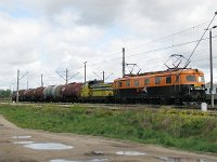 07.05.2009, Ełk Towarowy. Lokomotywy 181 092-8 firmy STK i SM42 -2656 Lotos Kolej szykują się do odjazdu w kierunku Białegostoku