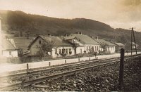 Sucha Beskidzka. Dzielnica Role latem 1931 roku, na pierwszym planie linia kolejowa Sucha Beskidzka - Żywiec. Zdjęcie Jana Kaweckiego