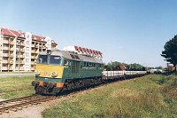21.09.2000, wjazd na stację Ełk. ST44-957 z transportem podkładów z suwalskiego 