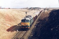 21.03.2002, w pobliżu Olecka, w tle po lewej stronie torów zabudowania dawnego przystanku Imielnik, na wysokości pierwszego wagonu tarcza ostrzehgawcza nieczynnego podg Lesk
ST44-957, pociąg TKPS 77780, Suwałki - Ełk