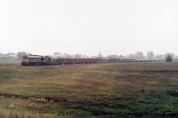 27.08.2002, tuż za stacją w Wydminach, ST44-957 i SM42 ze składem w wydłużonej do Sterławek relacji. TKMS 763 z Ełku