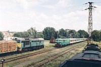 25.07.2003, stacja Stare Juchy, ST44-957 podczas krzyżowania z pociągiem pospiesznym Białystok-Gdynia (SU46-023). TKMSc 762 Giżycko - Ełk